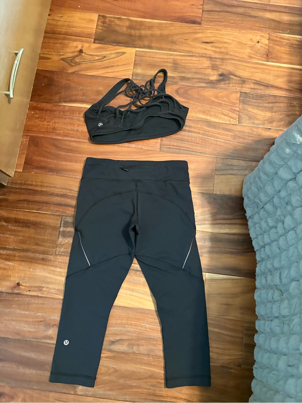 lululemon Black Athletic Set Size 6 Sports Bra & Cropped Leggings (0790) - Picture 2 of 9